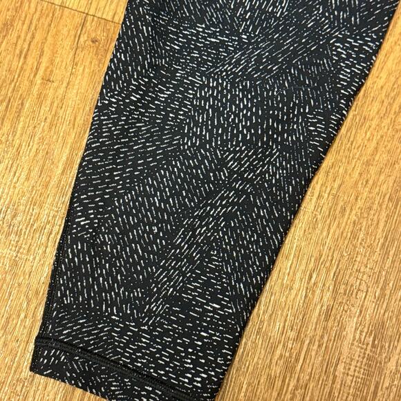 Athleta Salutation Stash Pocket Rainwater Tight Black and White Size Medium - Picture 8 of 13